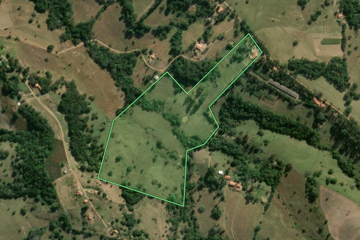 Imagem de satélite do imóvel rural em Angatuba (SP), com o contorno declarado no CAR desenhado por cima.