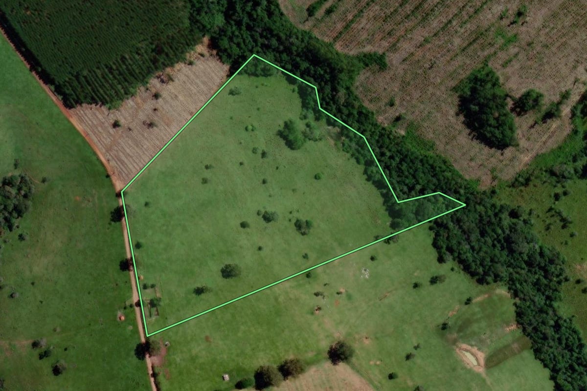 Imagem de satélite do imóvel rural em Angatuba (SP), com o contorno declarado no CAR desenhado por cima.