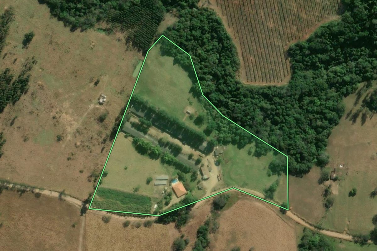 Imagem de satélite do imóvel rural em Angatuba (SP), com o contorno declarado no CAR desenhado por cima.