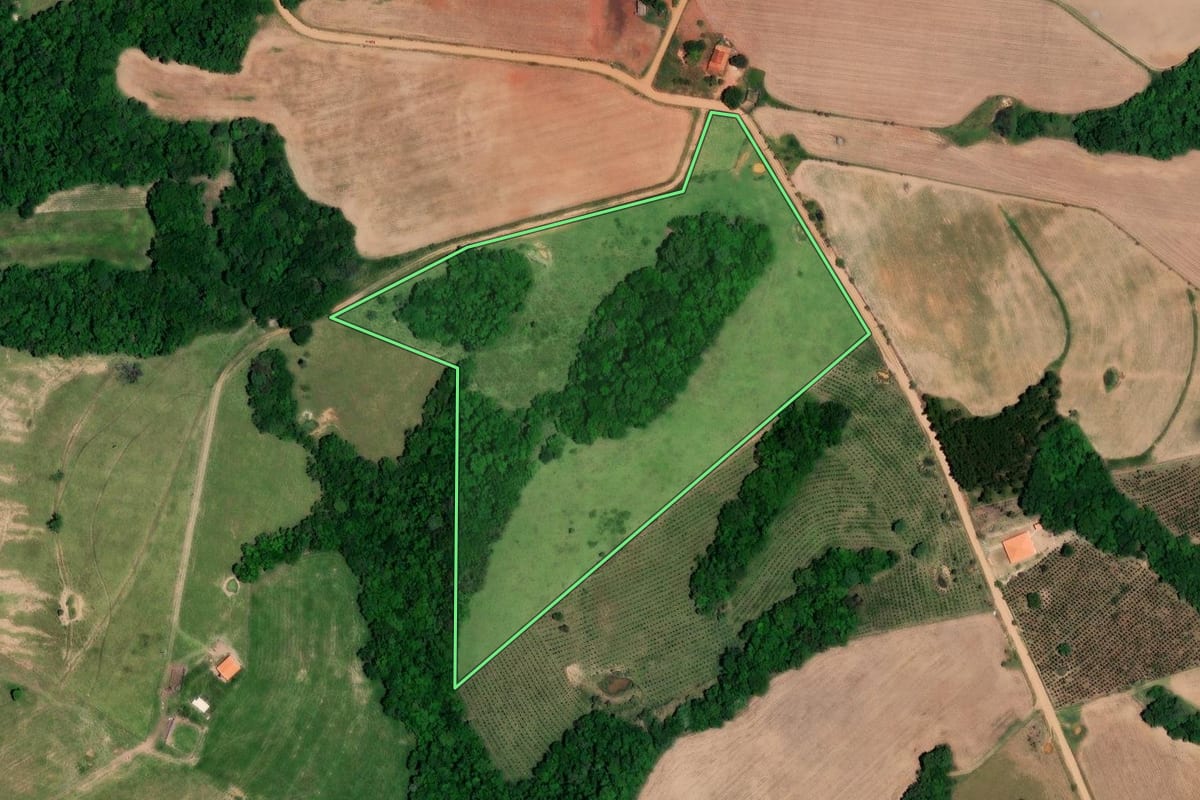 Imagem de satélite do imóvel rural em Angatuba (SP), com o contorno declarado no CAR desenhado por cima.