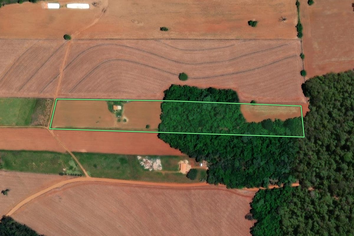 Imagem de satélite do imóvel rural em Angatuba (SP), com o contorno declarado no CAR desenhado por cima.