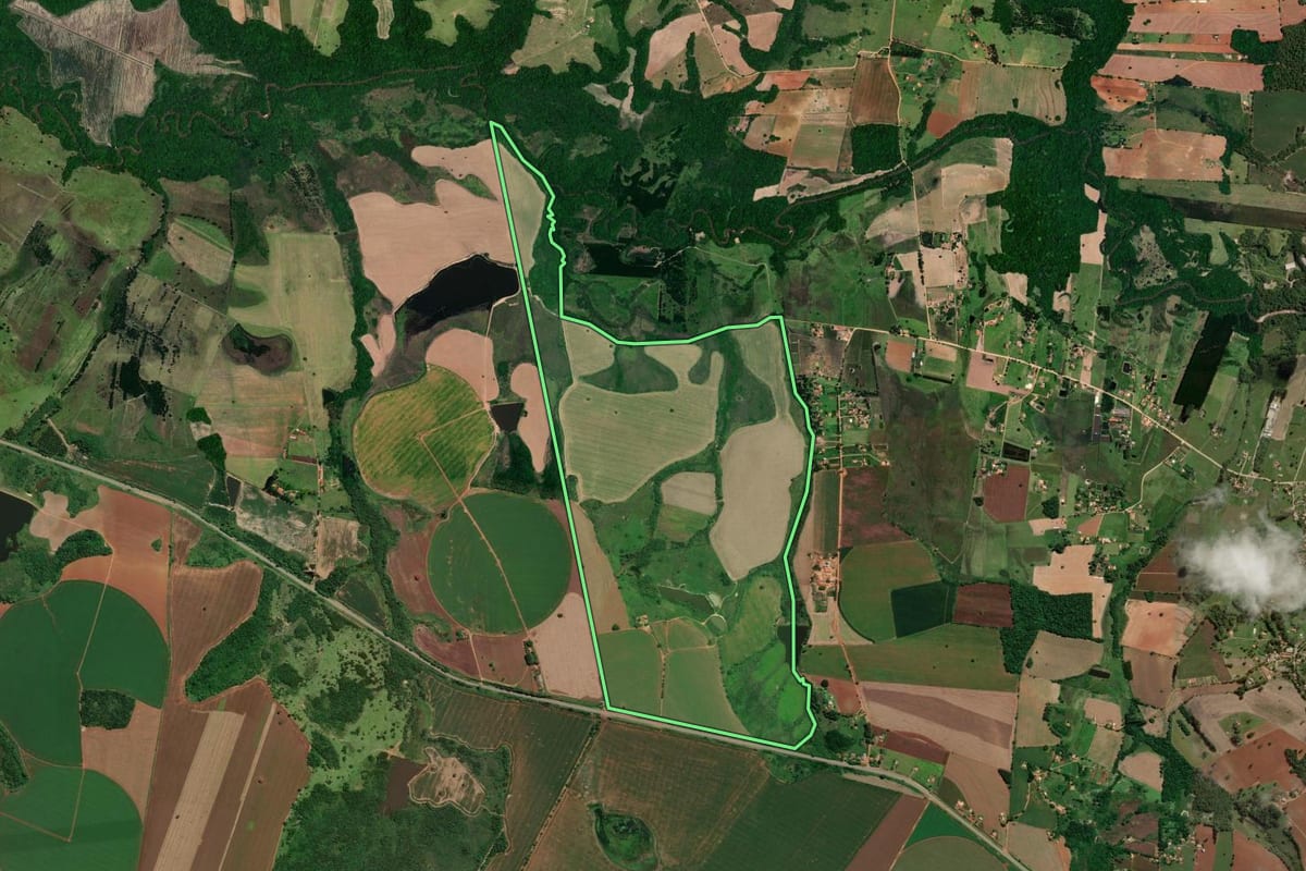 Imagem de satélite do imóvel rural em Angatuba (SP), com o contorno declarado no CAR desenhado por cima.