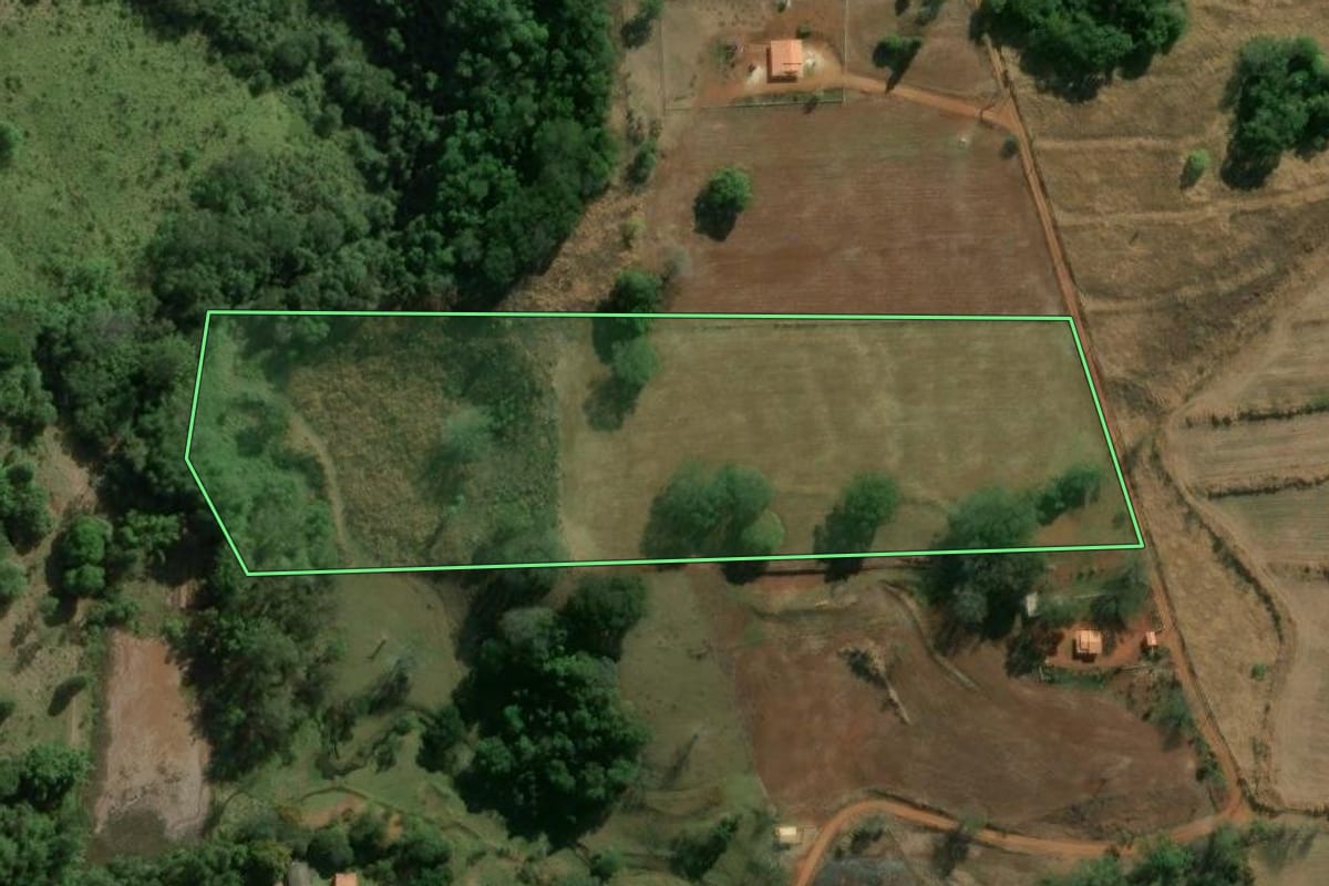 Imagem de satélite do imóvel rural em Angatuba (SP), com o contorno declarado no CAR desenhado por cima.
