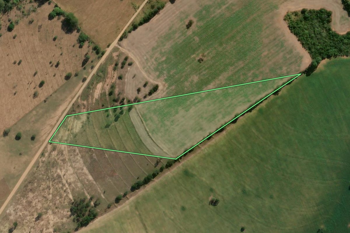 Imagem de satélite do imóvel rural em Angatuba (SP), com o contorno declarado no CAR desenhado por cima.