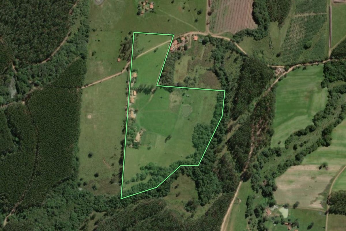 Imagem de satélite do imóvel rural em Angatuba (SP), com o contorno declarado no CAR desenhado por cima.