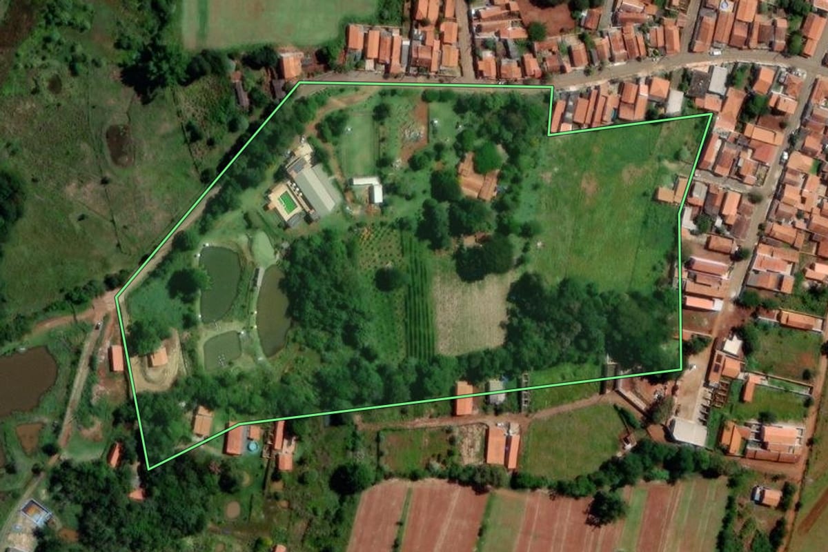 Imagem de satélite do imóvel rural em Angatuba (SP), com o contorno declarado no CAR desenhado por cima.