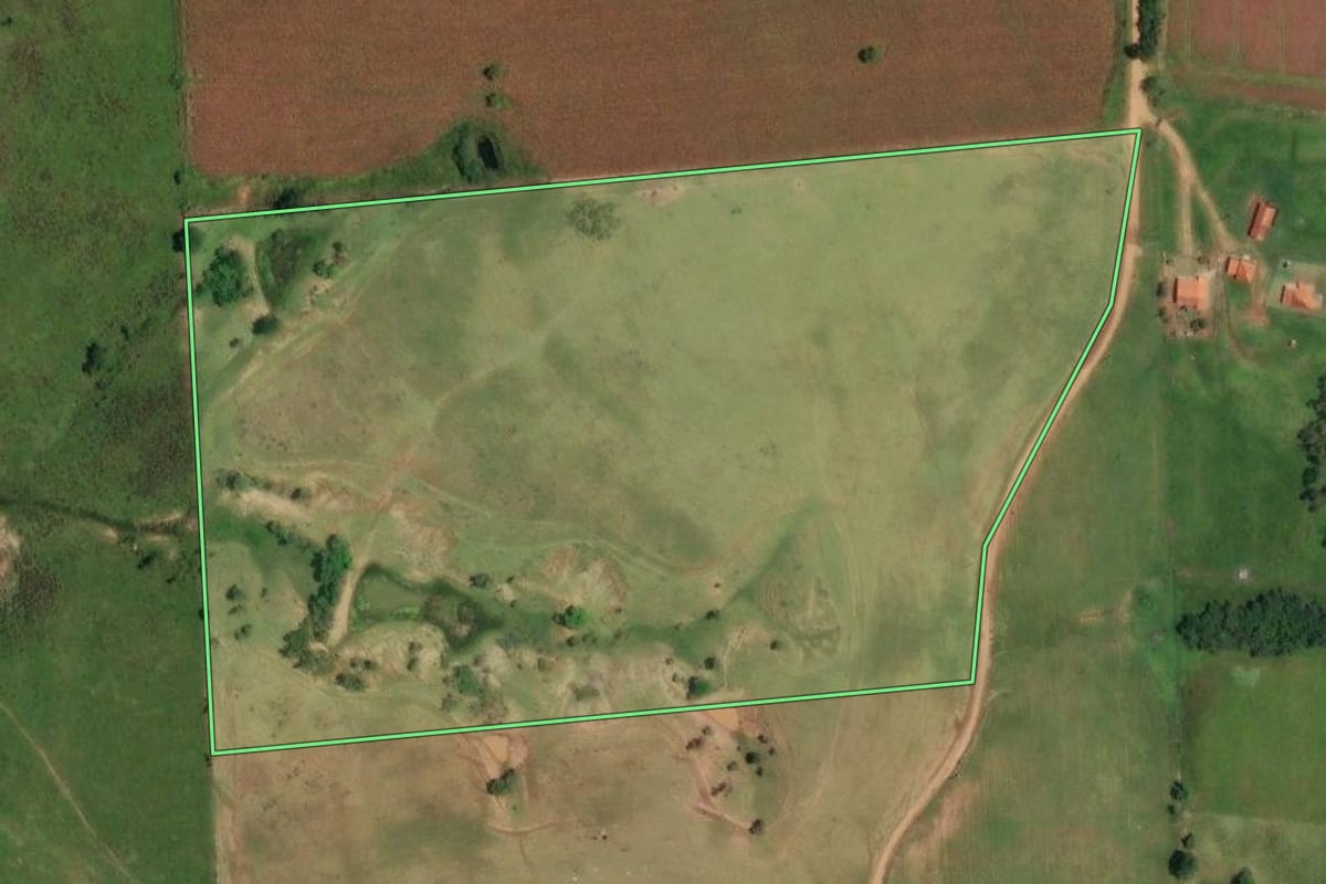 Imagem de satélite do imóvel rural em Angatuba (SP), com o contorno declarado no CAR desenhado por cima.