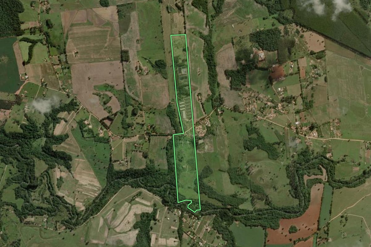 Imagem de satélite do imóvel rural em Angatuba (SP), com o contorno declarado no CAR desenhado por cima.