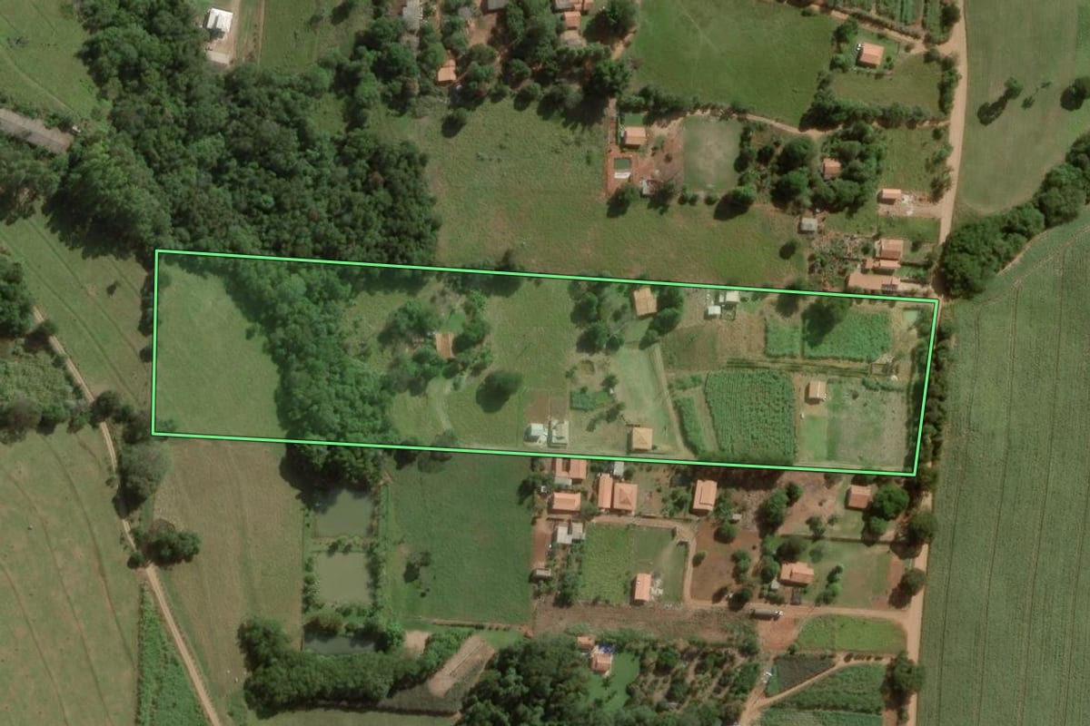 Imagem de satélite do imóvel rural em Angatuba (SP), com o contorno declarado no CAR desenhado por cima.
