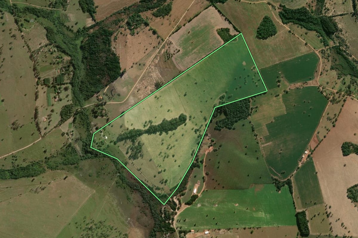 Imagem de satélite do imóvel rural em Angatuba (SP), com o contorno declarado no CAR desenhado por cima.