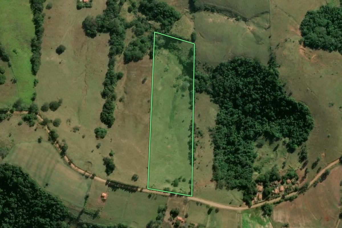 Imagem de satélite do imóvel rural em Angatuba (SP), com o contorno declarado no CAR desenhado por cima.