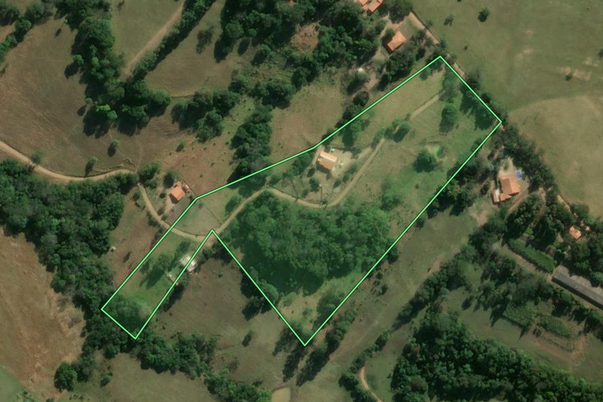 Imagem de satélite do imóvel rural em Angatuba (SP), com o contorno declarado no CAR desenhado por cima.