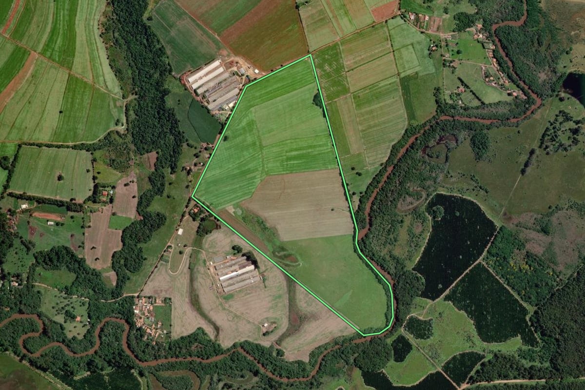 Imagem de satélite do imóvel rural em Angatuba (SP), com o contorno declarado no CAR desenhado por cima.