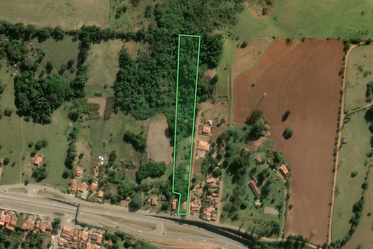 Imagem de satélite do imóvel rural em Angatuba (SP), com o contorno declarado no CAR desenhado por cima.