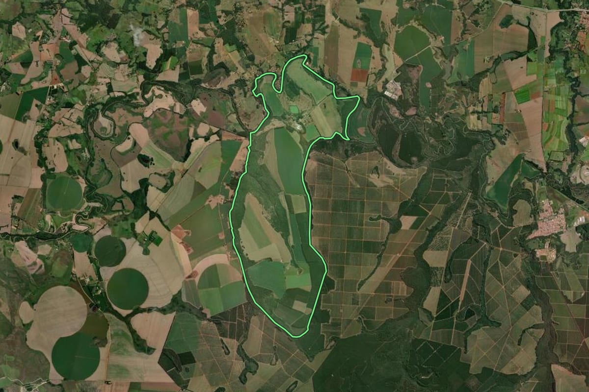 Imagem de satélite do imóvel rural em Angatuba (SP), com o contorno declarado no CAR desenhado por cima.