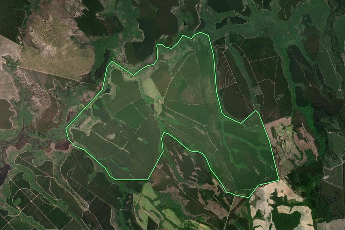 Imagem de satélite do imóvel rural em Angatuba (SP), com o contorno declarado no CAR desenhado por cima.