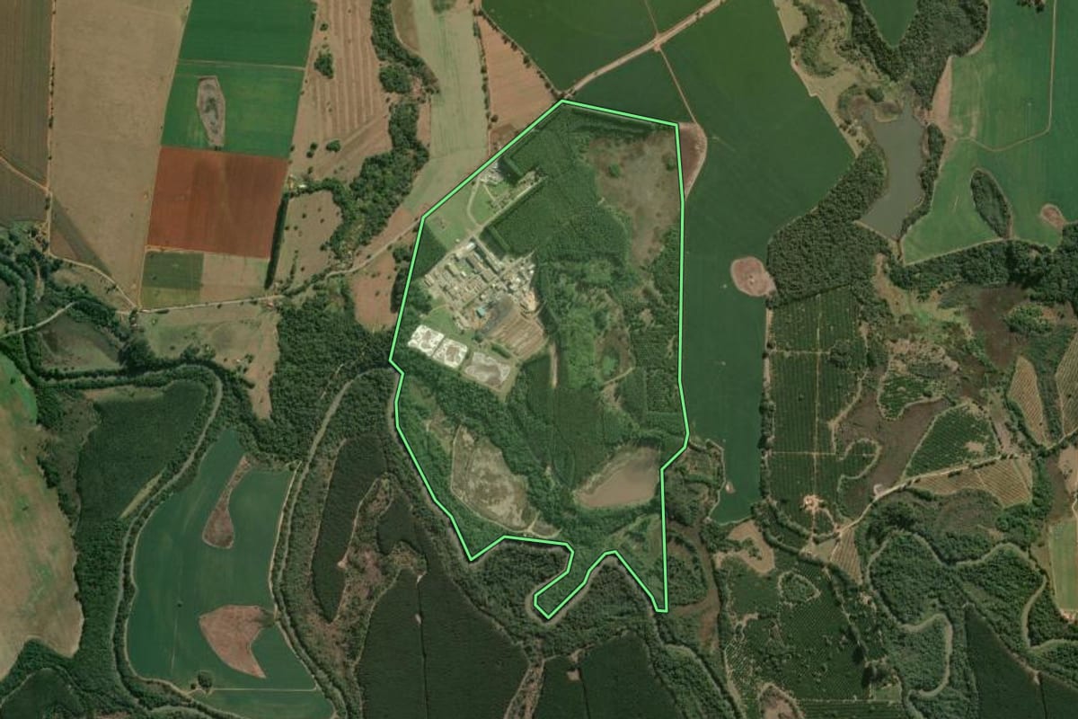 Imagem de satélite do imóvel rural em Angatuba (SP), com o contorno declarado no CAR desenhado por cima.