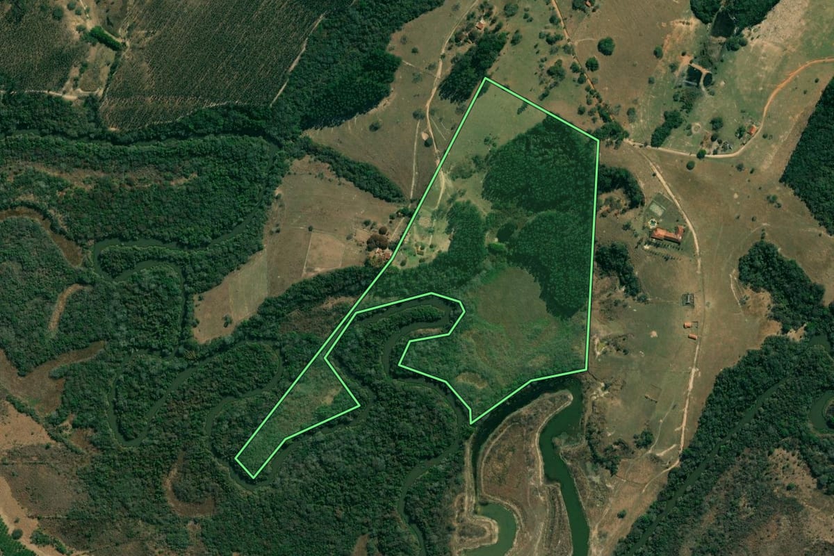 Imagem de satélite do imóvel rural em Angatuba (SP), com o contorno declarado no CAR desenhado por cima.