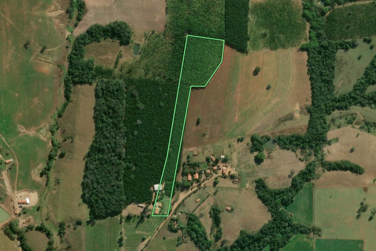 Imagem de satélite do imóvel rural em Angatuba (SP), com o contorno declarado no CAR desenhado por cima.