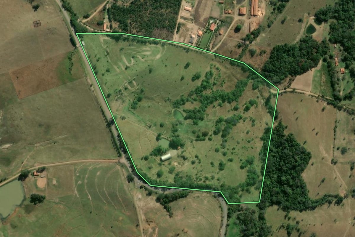 Imagem de satélite do imóvel rural em Angatuba (SP), com o contorno declarado no CAR desenhado por cima.