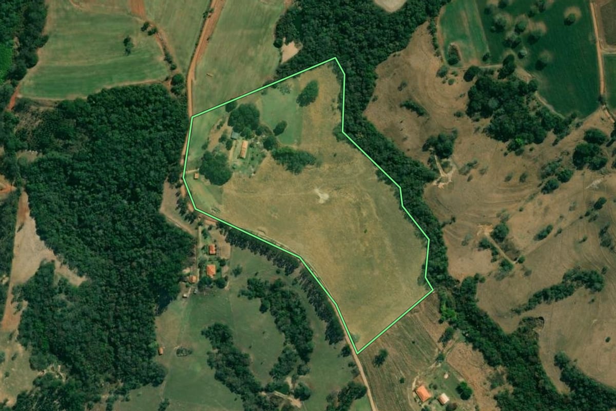 Imagem de satélite do imóvel rural em Angatuba (SP), com o contorno declarado no CAR desenhado por cima.