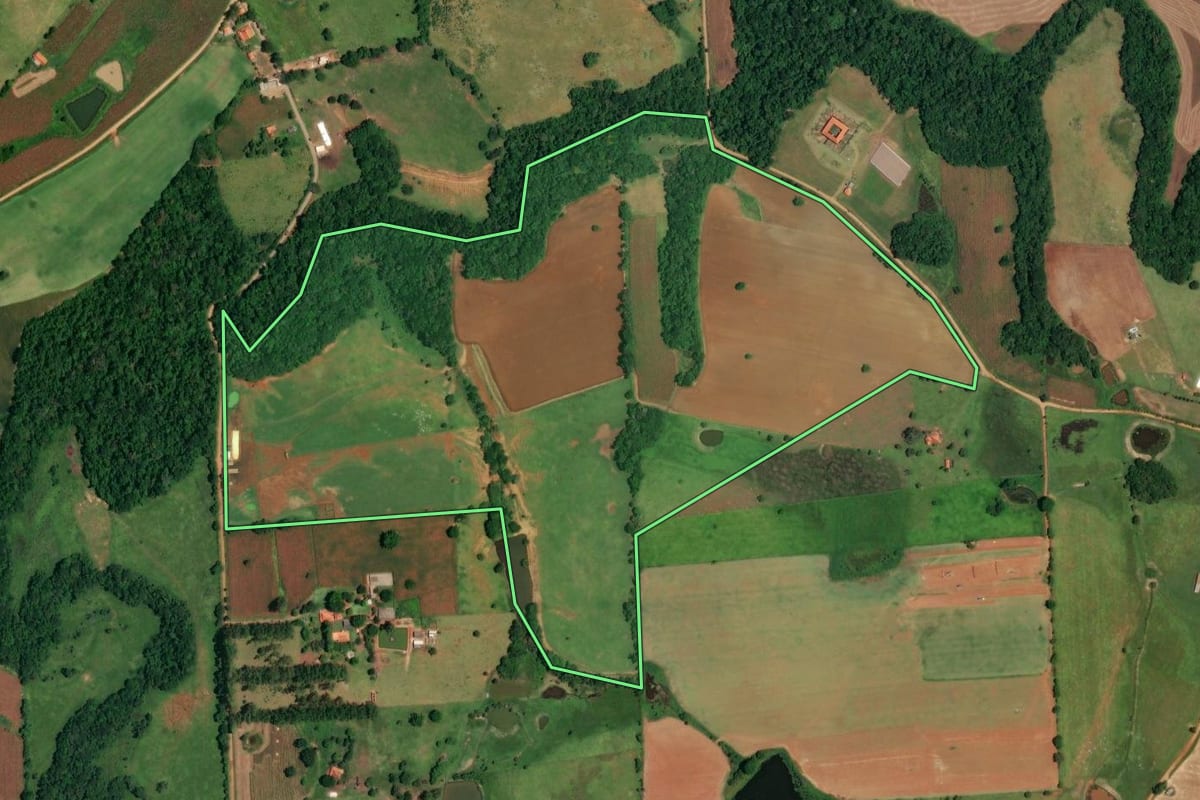 Imagem de satélite do imóvel rural em Angatuba (SP), com o contorno declarado no CAR desenhado por cima.