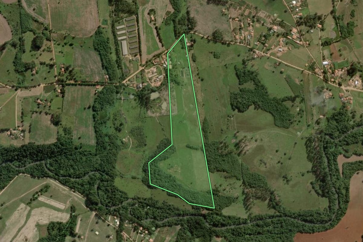 Imagem de satélite do imóvel rural em Angatuba (SP), com o contorno declarado no CAR desenhado por cima.