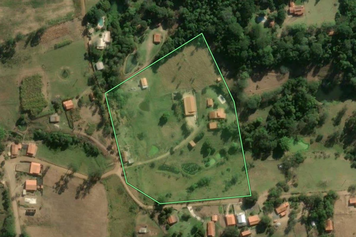 Imagem de satélite do imóvel rural em Angatuba (SP), com o contorno declarado no CAR desenhado por cima.