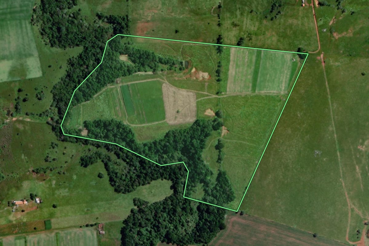 Imagem de satélite do imóvel rural em Angatuba (SP), com o contorno declarado no CAR desenhado por cima.