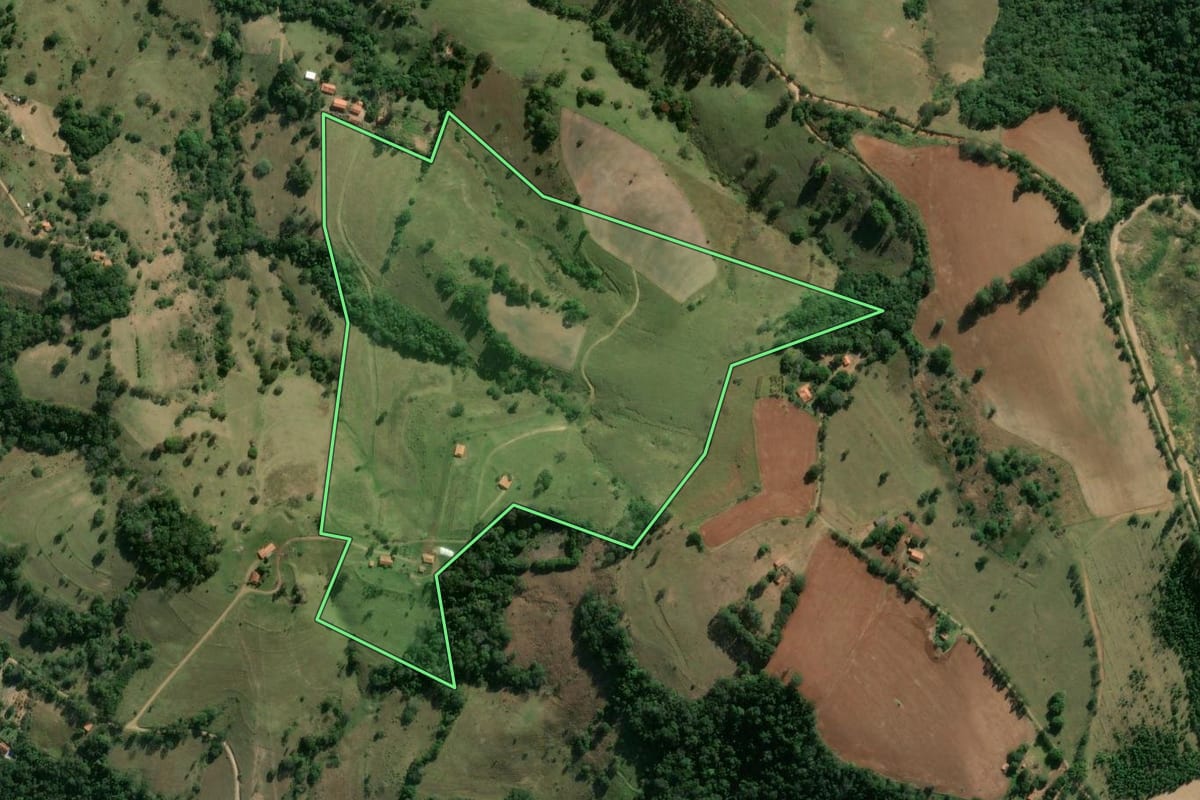 Imagem de satélite do imóvel rural em Angatuba (SP), com o contorno declarado no CAR desenhado por cima.