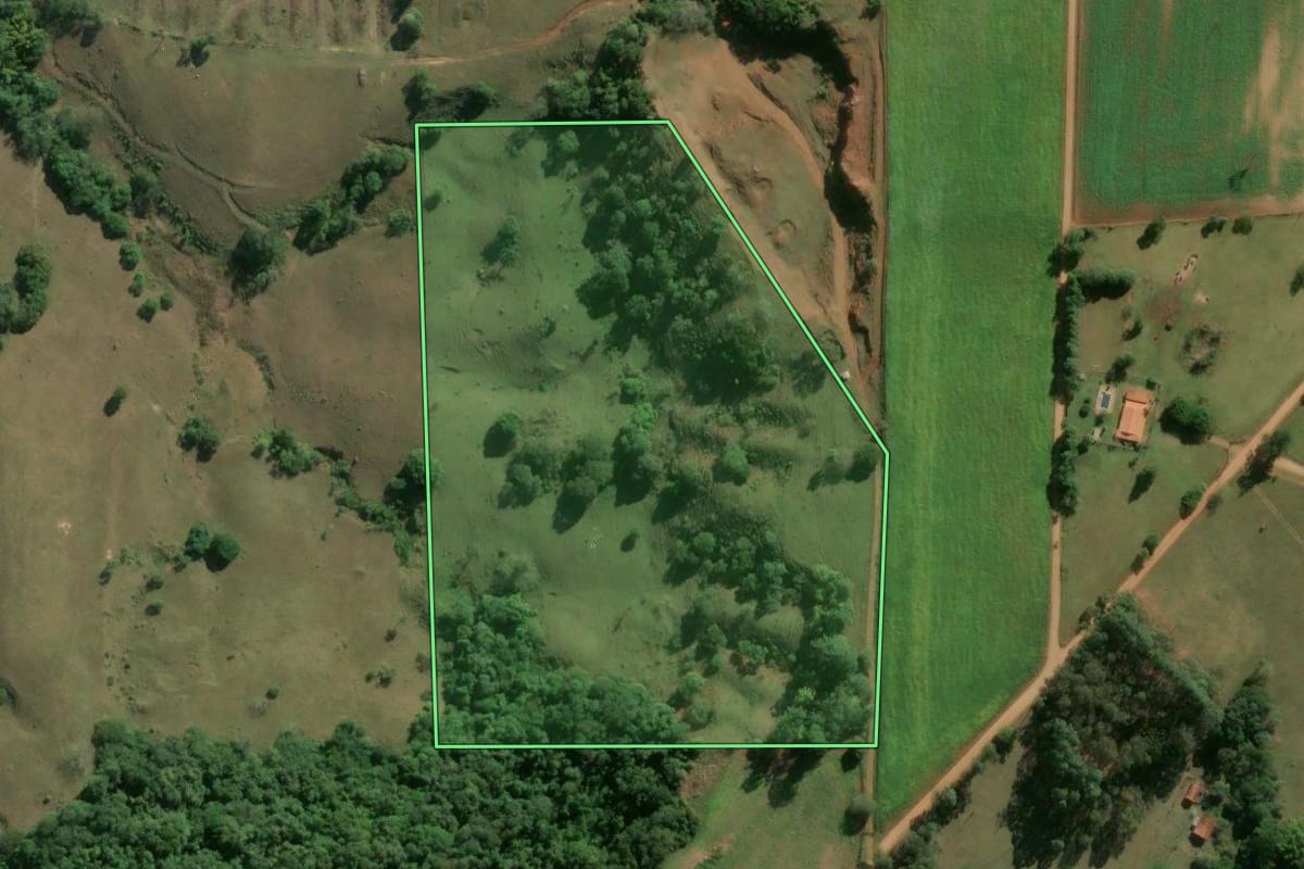 Imagem de satélite do imóvel rural em Angatuba (SP), com o contorno declarado no CAR desenhado por cima.