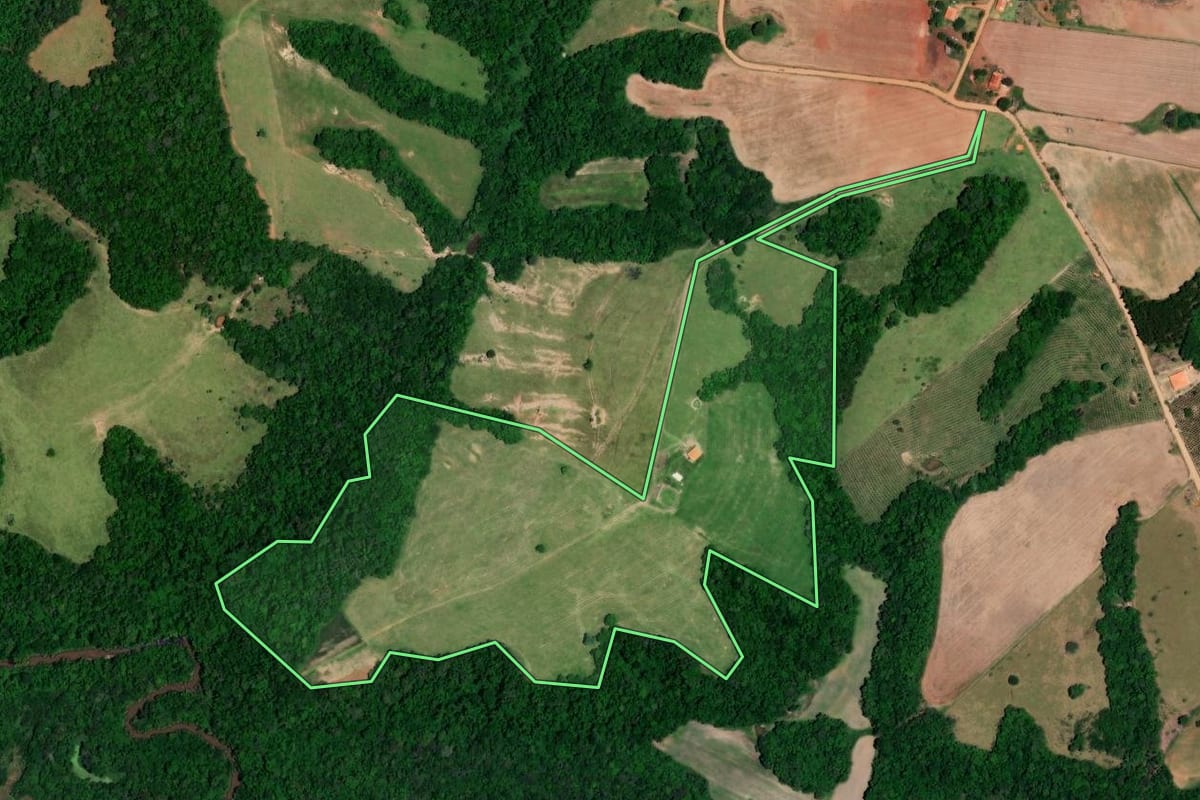 Imagem de satélite do imóvel rural em Angatuba (SP), com o contorno declarado no CAR desenhado por cima.