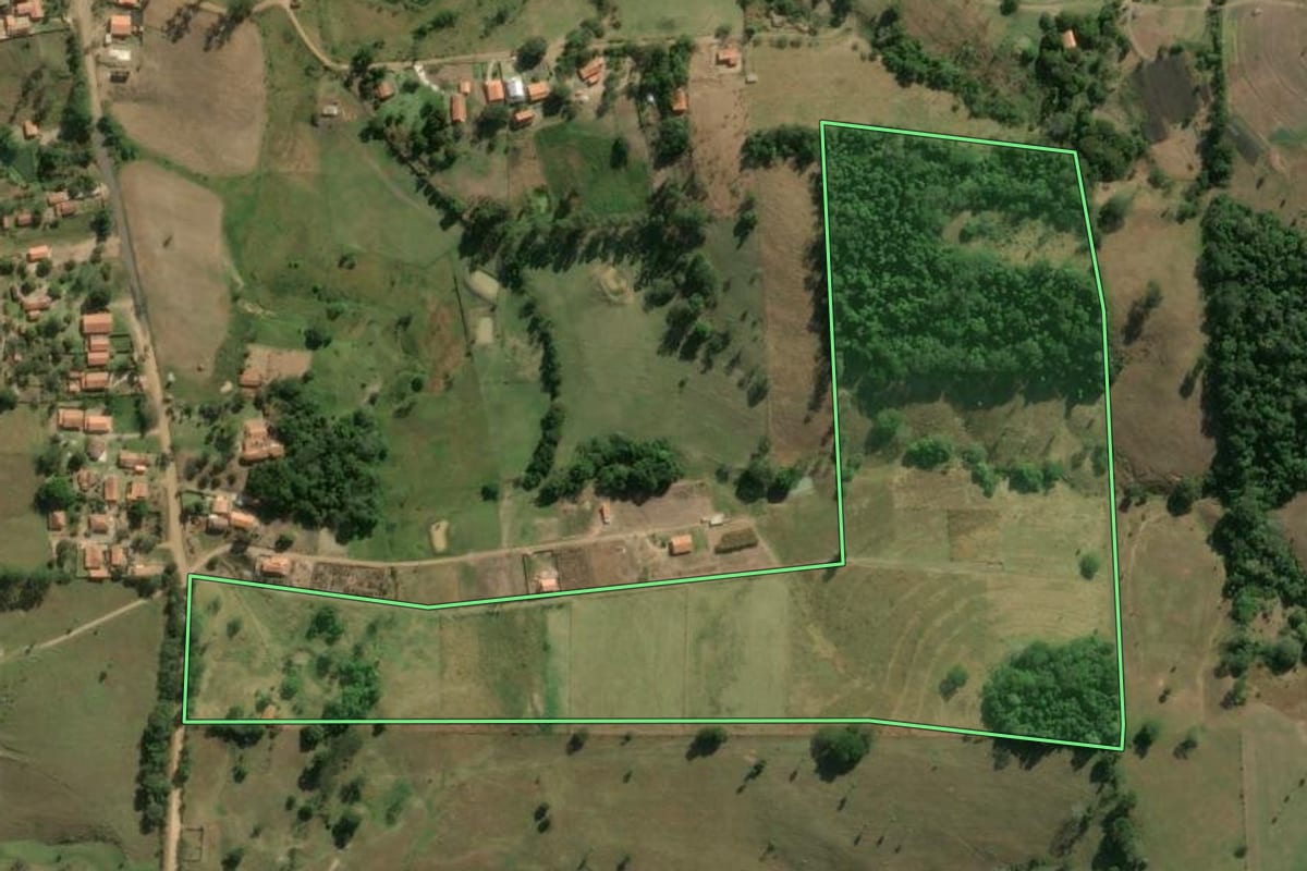 Imagem de satélite do imóvel rural em Angatuba (SP), com o contorno declarado no CAR desenhado por cima.