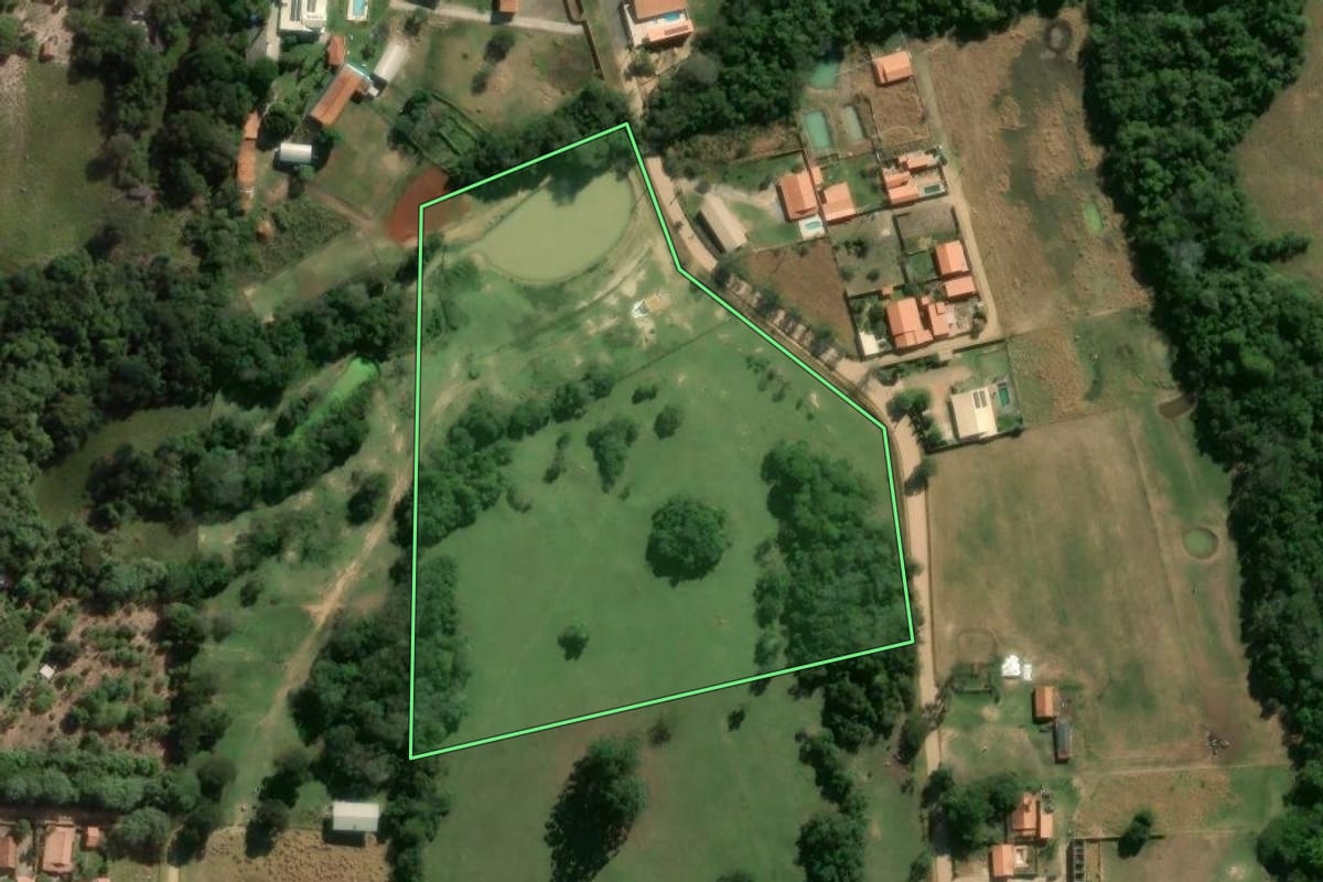 Imagem de satélite do imóvel rural em Angatuba (SP), com o contorno declarado no CAR desenhado por cima.
