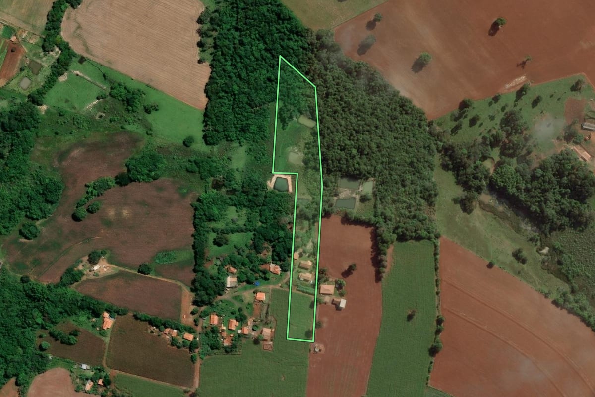 Imagem de satélite do imóvel rural em Angatuba (SP), com o contorno declarado no CAR desenhado por cima.