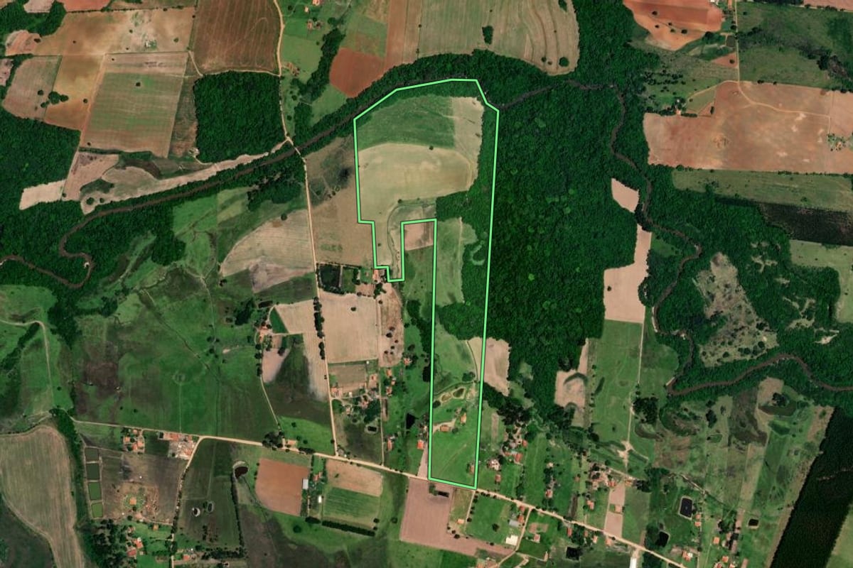 Imagem de satélite do imóvel rural em Angatuba (SP), com o contorno declarado no CAR desenhado por cima.