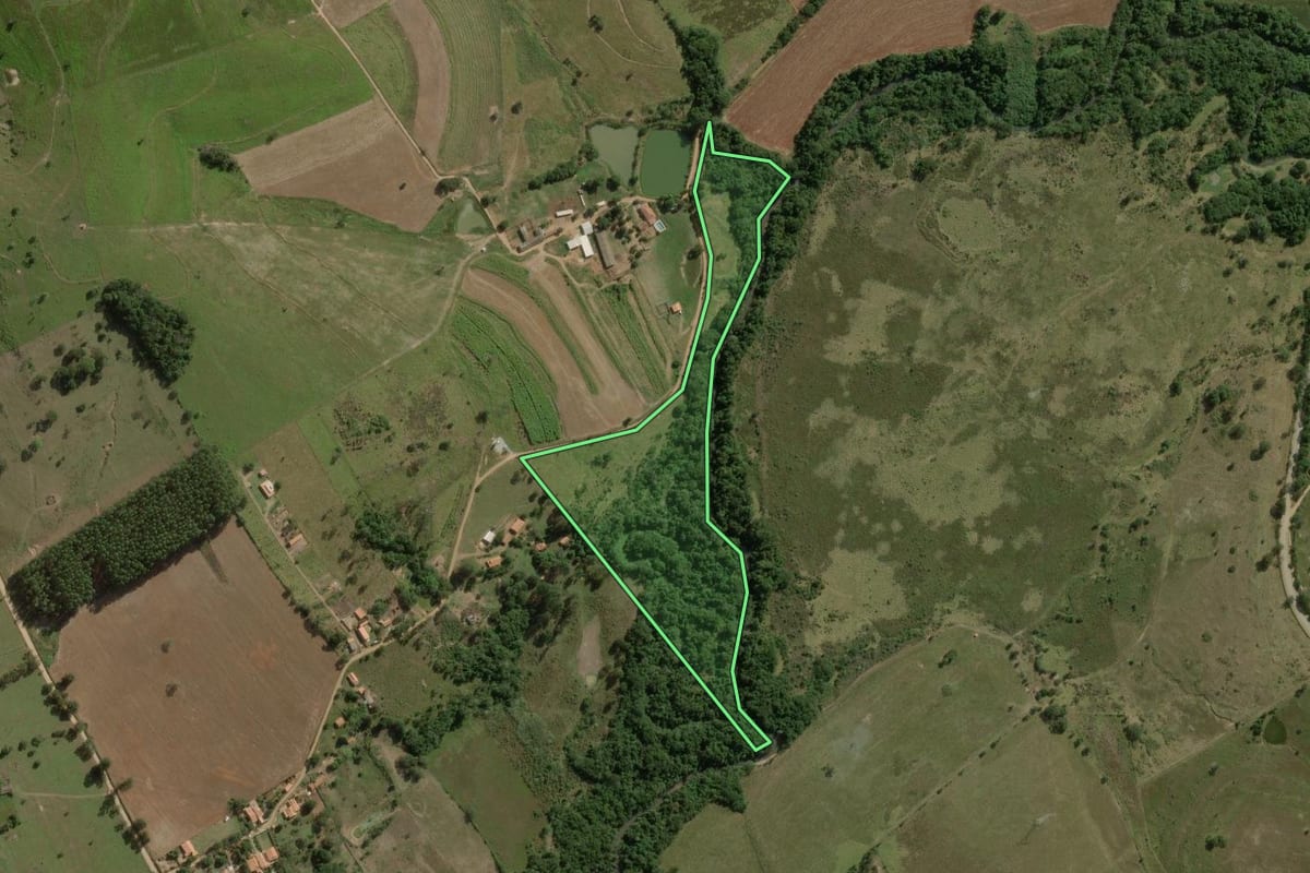 Imagem de satélite do imóvel rural em Angatuba (SP), com o contorno declarado no CAR desenhado por cima.