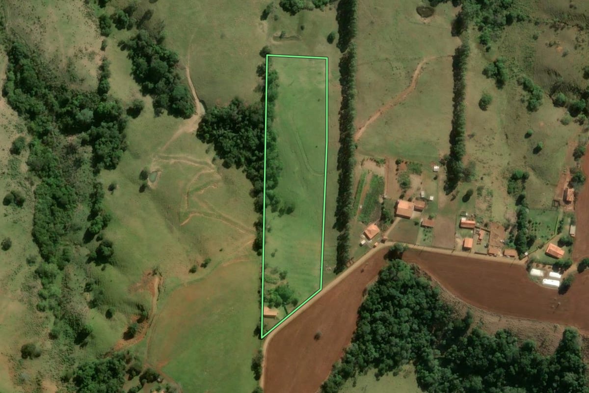 Imagem de satélite do imóvel rural em Angatuba (SP), com o contorno declarado no CAR desenhado por cima.