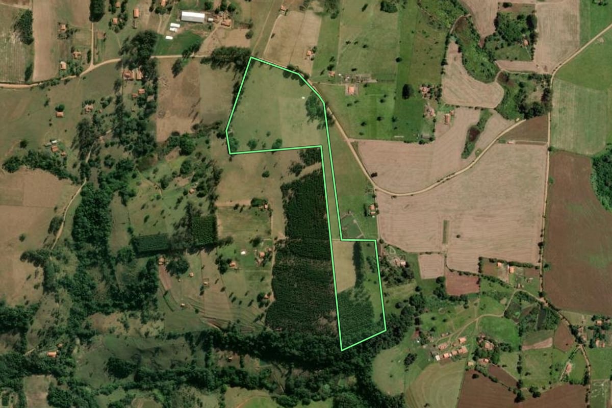 Imagem de satélite do imóvel rural em Angatuba (SP), com o contorno declarado no CAR desenhado por cima.
