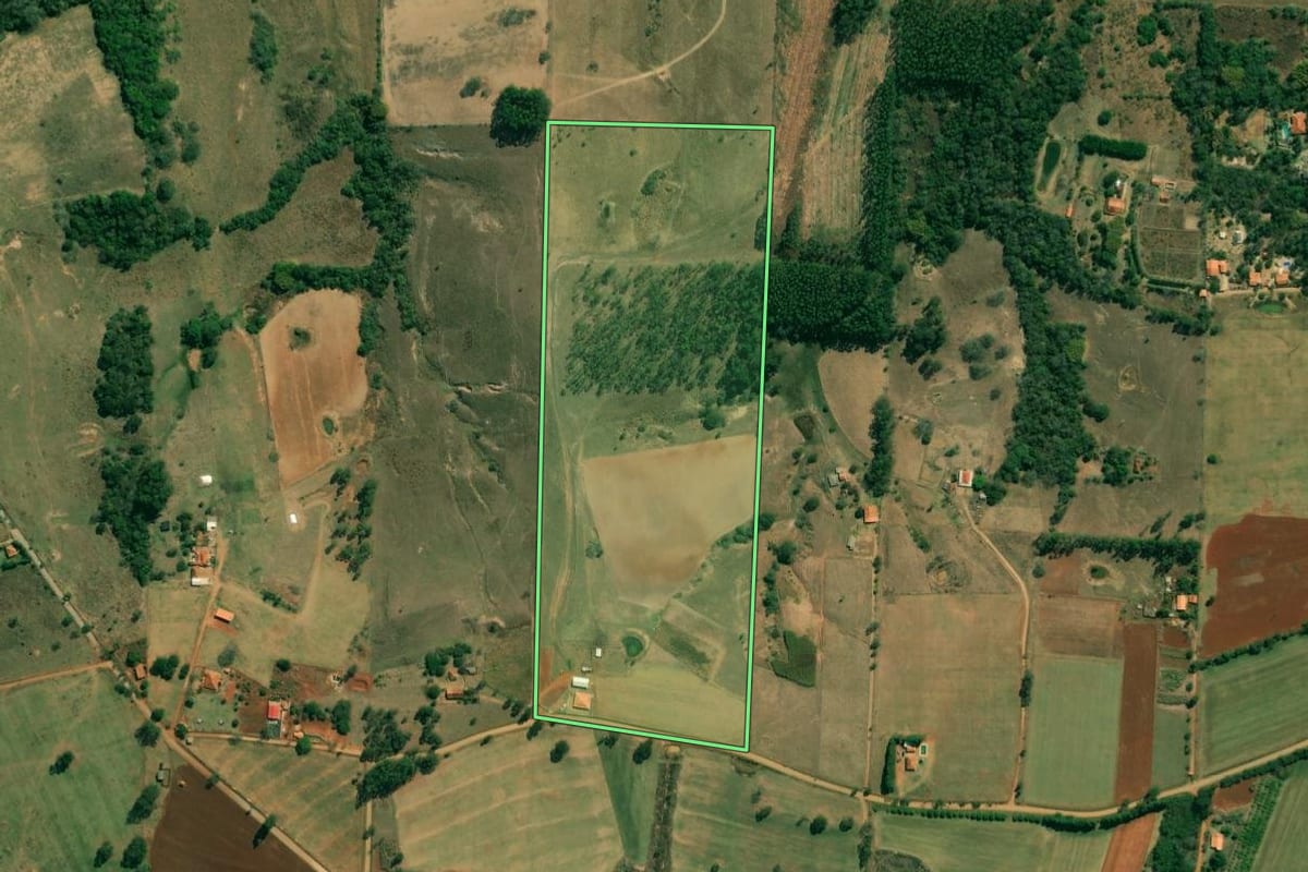 Imagem de satélite do imóvel rural em Angatuba (SP), com o contorno declarado no CAR desenhado por cima.