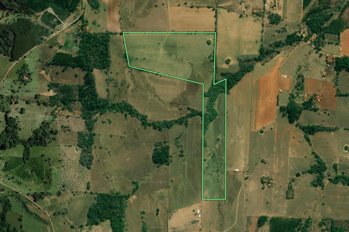 Imagem de satélite do imóvel rural em Angatuba (SP), com o contorno declarado no CAR desenhado por cima.