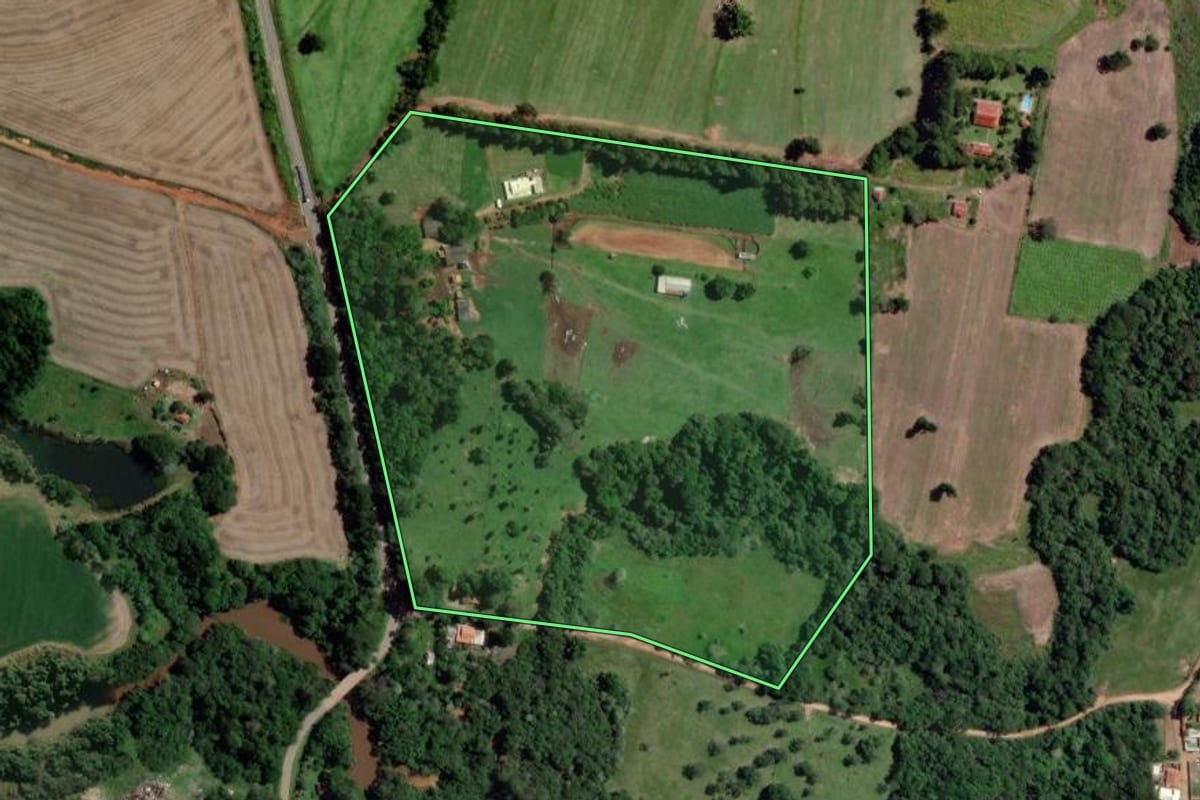Imagem de satélite do imóvel rural em Angatuba (SP), com o contorno declarado no CAR desenhado por cima.