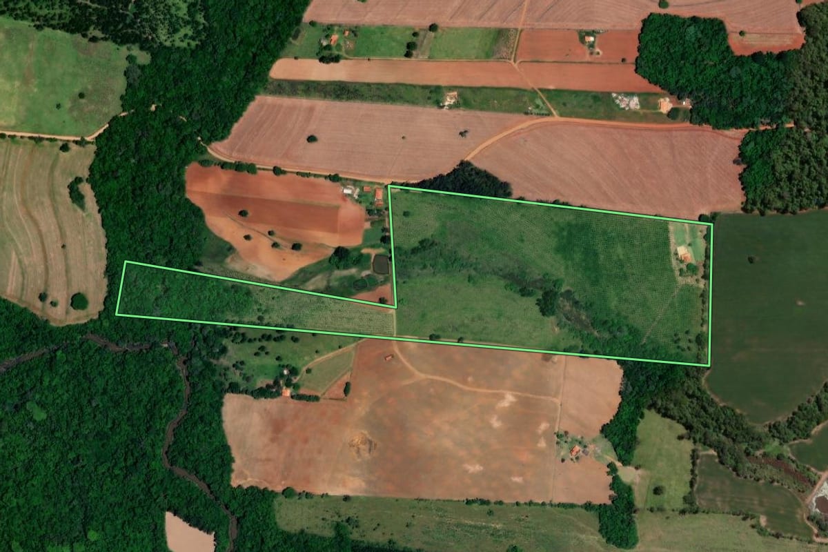 Imagem de satélite do imóvel rural em Angatuba (SP), com o contorno declarado no CAR desenhado por cima.