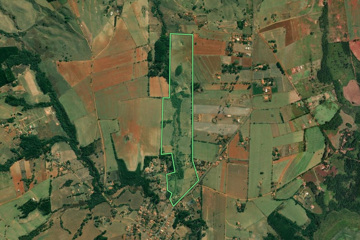 Imagem de satélite do imóvel rural em Angatuba (SP), com o contorno declarado no CAR desenhado por cima.