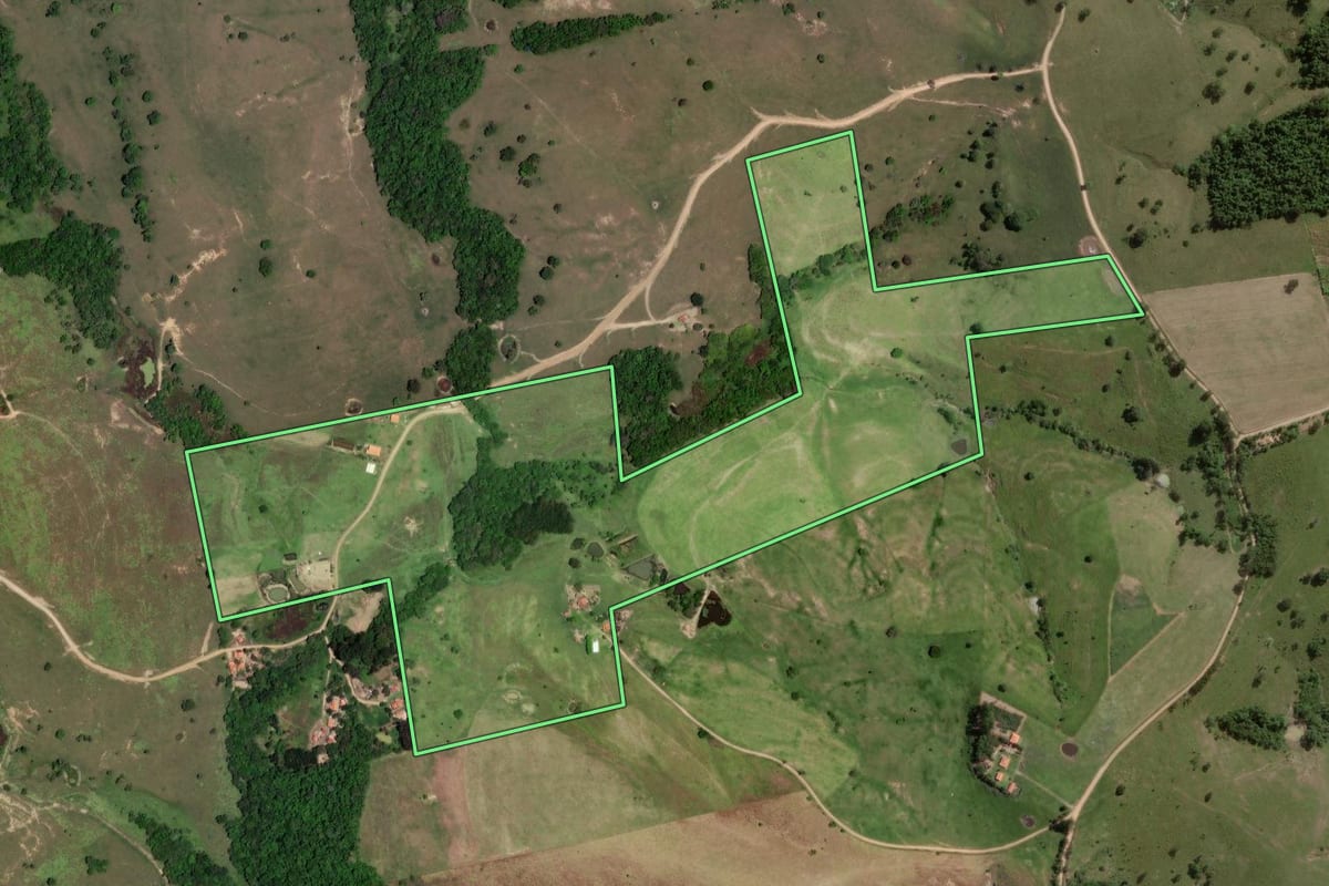 Imagem de satélite do imóvel rural em Angatuba (SP), com o contorno declarado no CAR desenhado por cima.