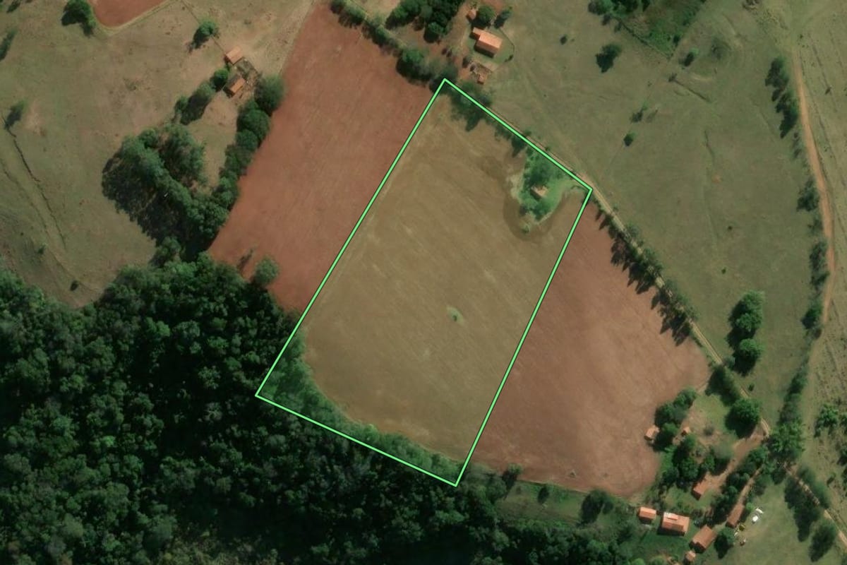 Imagem de satélite do imóvel rural em Angatuba (SP), com o contorno declarado no CAR desenhado por cima.