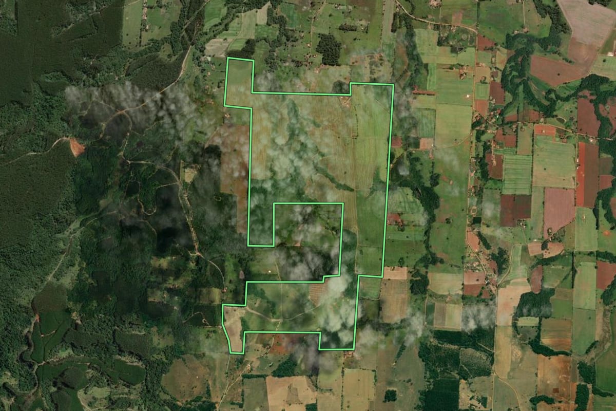 Imagem de satélite do imóvel rural em Angatuba (SP), com o contorno declarado no CAR desenhado por cima.