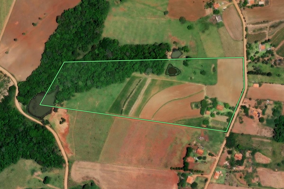 Imagem de satélite do imóvel rural em Angatuba (SP), com o contorno declarado no CAR desenhado por cima.