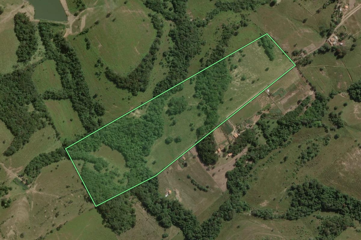 Imagem de satélite do imóvel rural em Angatuba (SP), com o contorno declarado no CAR desenhado por cima.
