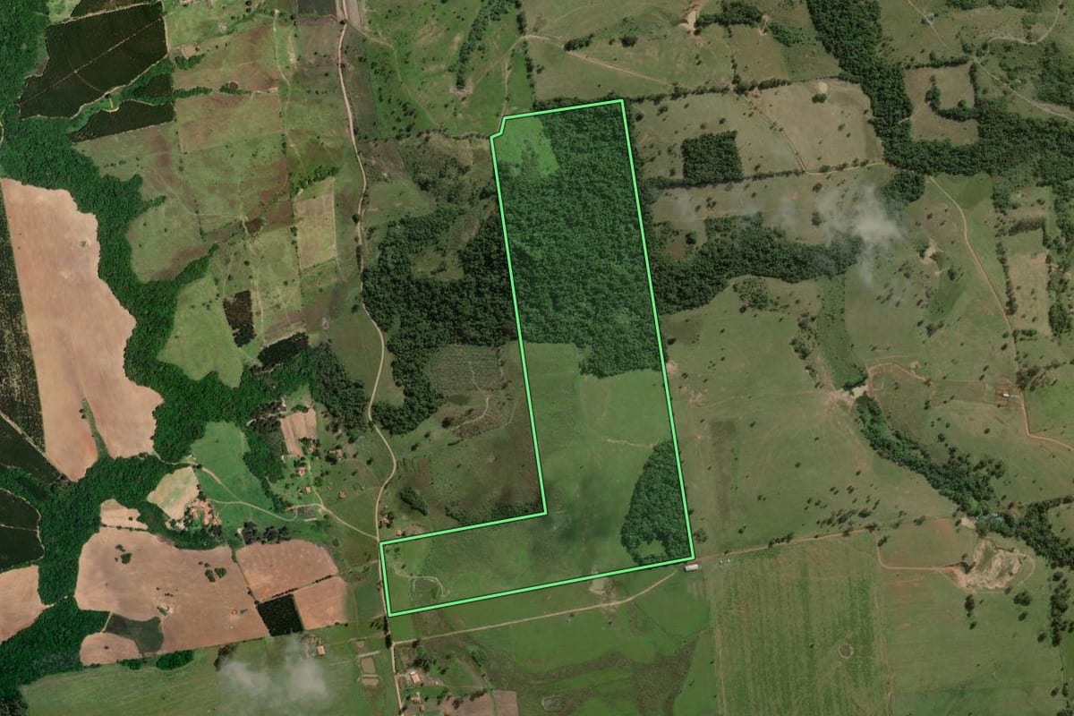Imagem de satélite do imóvel rural em Angatuba (SP), com o contorno declarado no CAR desenhado por cima.